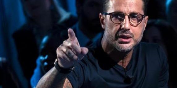 Mediaset denuncia Fabrizio Corona per diffamazione e minacce, richiede divieto di social media