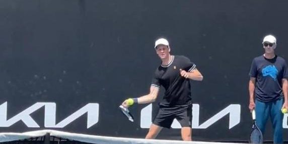 Sinner parla di Kyrgios: allenamento, fan e commenti sul suo stile di gioco