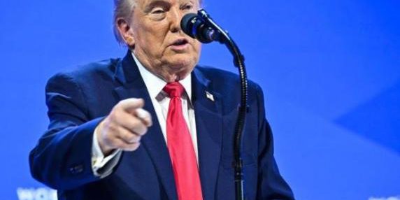 Speaker chiede se la platea vuole parlare della Groenlandia e provoca risate