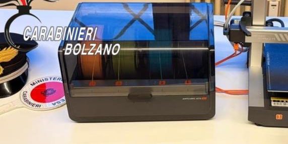 Studente produce e distribuisce lame di polimeri stampate in 3D a scuola, denuncia in corso