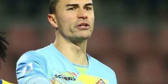 Audero rimane sul campo dopo la partita mentre il pullman della Cremonese parte da Reggio Emilia