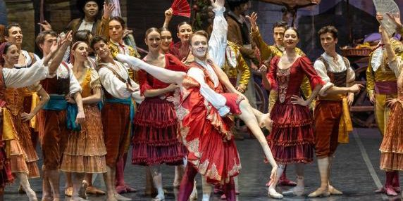 Balletto di Don Chisciotte di Nureyev: Nicoletta Manni e Timofej Andrijashenko ricevono dieci minuti di applausi in Cina