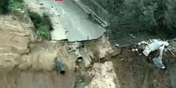 Video aereo mostra movimento di terra che inghiotte terreni, strade e abitazioni