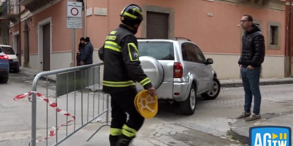 Residenti raccolgono i propri beni dalle case da abbandonare