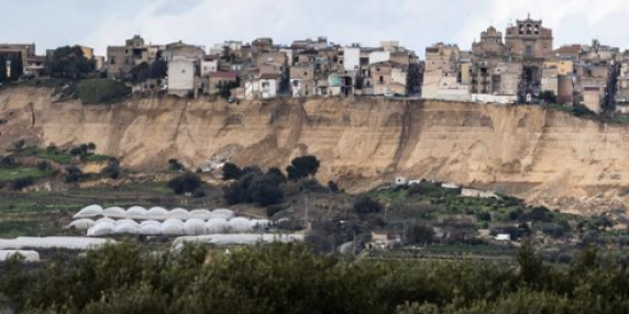 Niscemi: frana di grande estensione mette a rischio case, geologo sorpreso, Schifani chiama intervento governativo