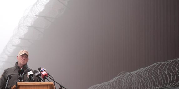 Arrivo a Minneapolis: immagine con titolo che collega Stati Uniti e Cina