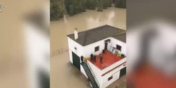 Inondazioni in Spagna: acqua che raggiunge livelli di vita quotidiana e salvataggio complicato
