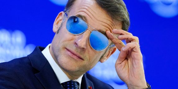 Macron evita di sedersi accanto al presidente degli Stati Uniti all'apertura delle Olimpiadi