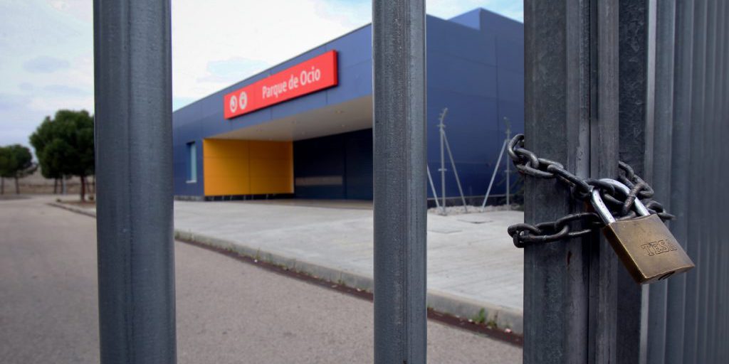 Ayuso paga 7,5 milioni di euro per il treno del parco Warner, progetto da 85 milioni inutilizzato da 13 anni