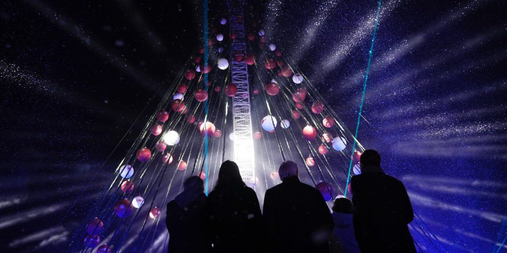 Richard Gere illumina il Grande Albero di Natale di Murcia con la Fondazione Aladina