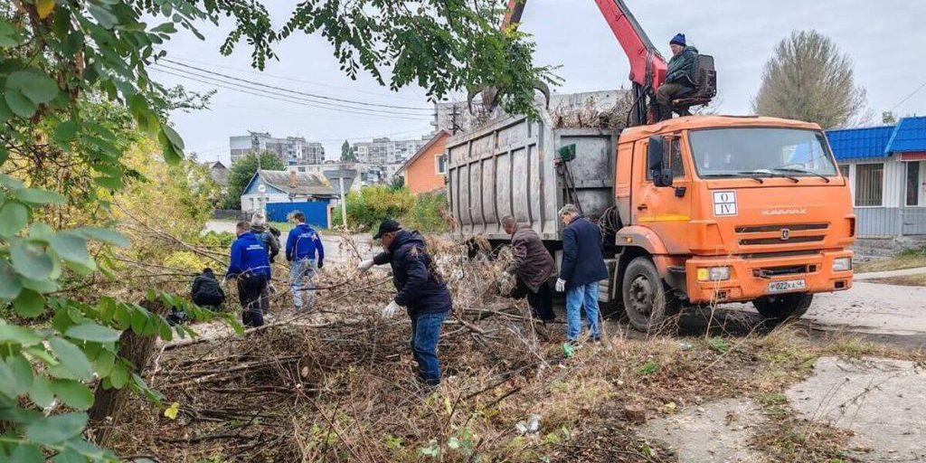 В Курске чиновники администрации Сеймского округа провели субботник на ПЛК