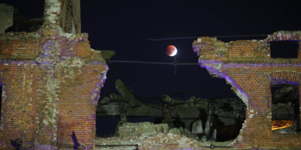 "Spettacolare eclissi lunare totale avvistata a Volgograd: la Luna si tinge di rosso"