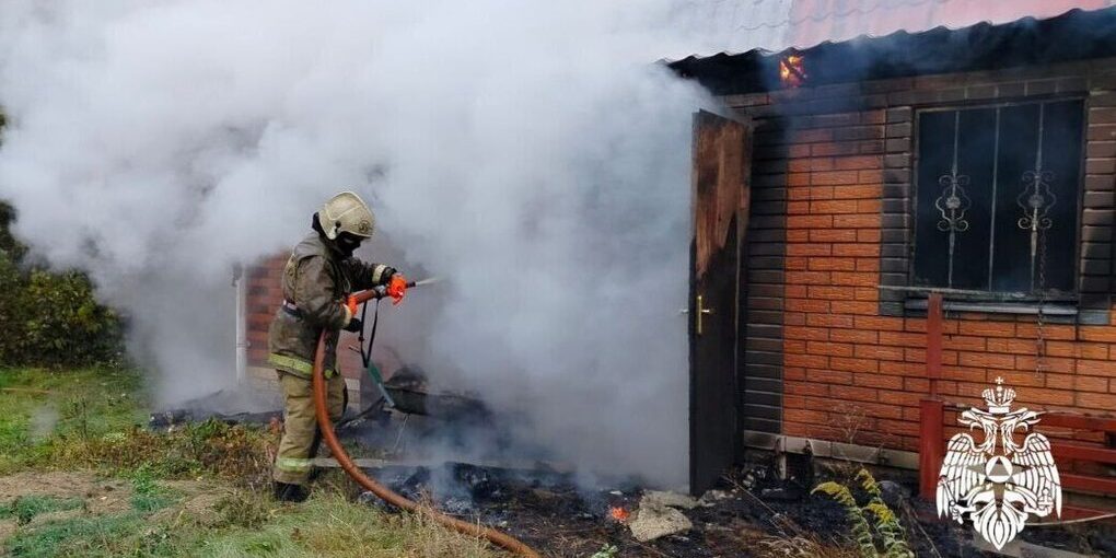 Девять сотрудников МЧС тушили пожар в жилом доме в Рыбном под Рязанью