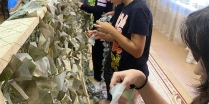 Астраханцы сплели маскировочную сеть площадью 50 квадратных метров