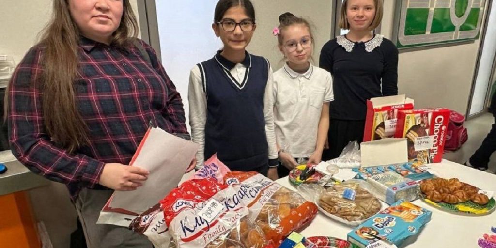 В Салехарде дети провели ярмарку для помощи школе Волновахи