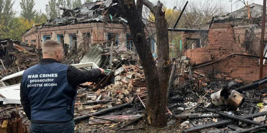 Attacchi russi in Ucraina: violenza e distruzione continuano, 1 morto e 11 feriti a Donetsk e lavoratore comunale ucciso da drone a Kherson