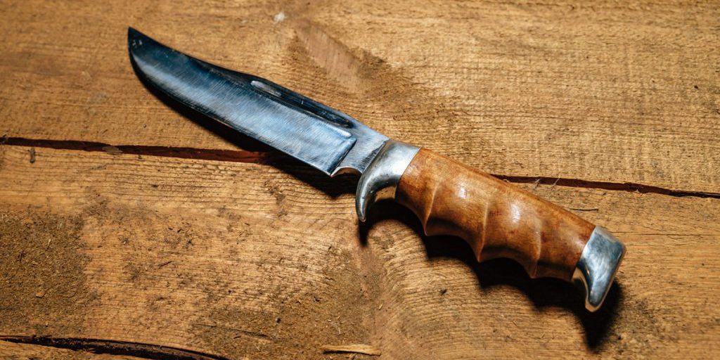 В Твери мужчина ограбил магазин, напугав продавцов ножом