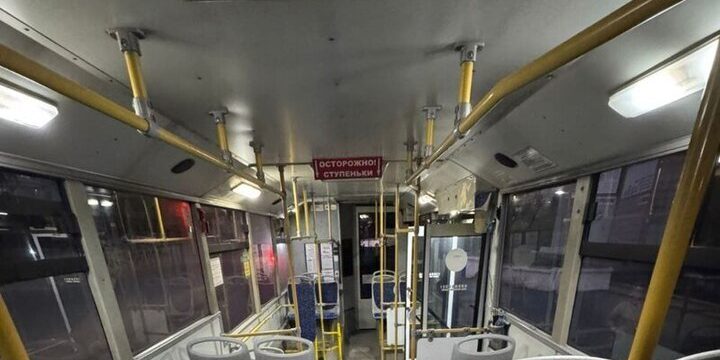 В Новосибирске пострадал ребёнок в коляске при резком повороте автобуса