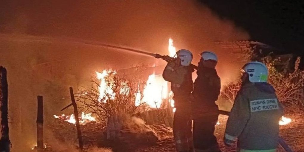 В Калмыкии горел жилой дом