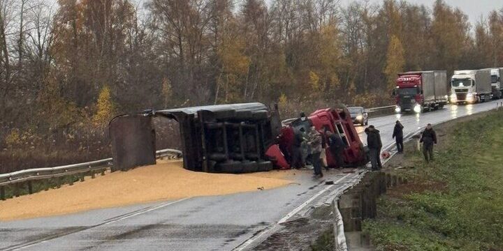 Перевернувшаяся фура с песком заблокировала дорогу под Ефремовым