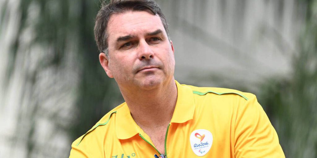 Старший сын Болсонару раскритиковал бразильские власти за приговор своему отцу