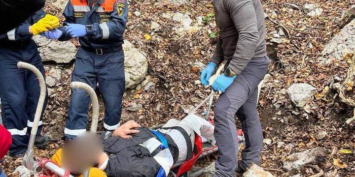 В горах Ялты больше суток искали сорвавшегося со скалы туриста