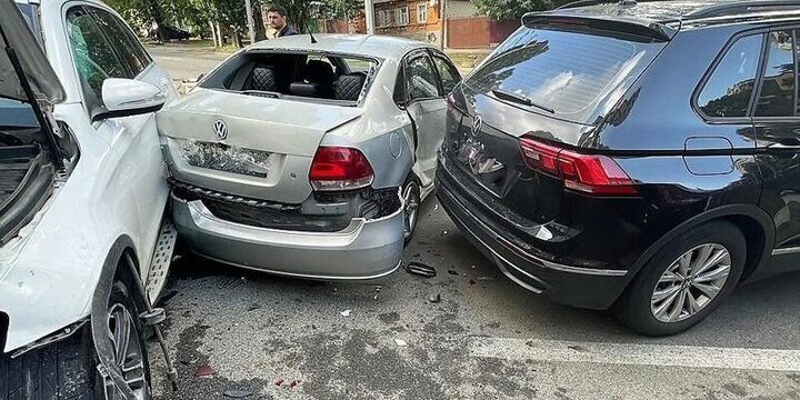 Incidente stradale a Stavropol: una donna ferita e quattro auto coinvolte in un incidente nel centro della città russa