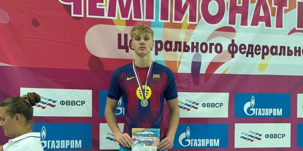 Nuotatore di Tambov Dmitrij Palamarchuk Trionfa con Due Medaglie d'Argento e Stabilisce Record Regionale
