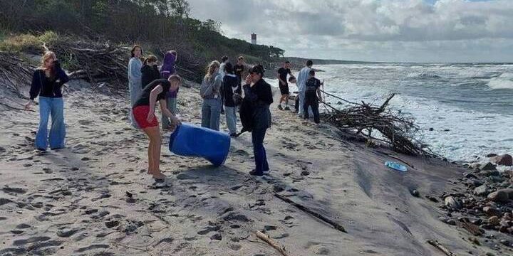 Волонтеры очистили Куршскую косу от шалашей и мусора