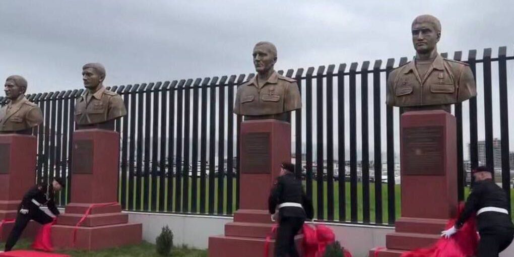 Бюсты погибших на СВО военных медиков открыли при новом госпитале в Махачкале