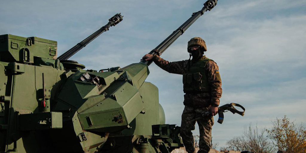 Ucraina respinge massiccio attacco di droni russi, 92 velivoli abbattuti nella notte
Approfondimento
L'attacco russo è stato lanciato da diverse località, tra cui Kursk, Millerovo, Shatalovo, Oryol e Primorsko-Akhtarsk in Russia, e Cape Chauda nella Crimea occupata. I droni utilizzati includevano modelli Shahed, Gerbera e altri tipi, con circa 80 dei 130 droni totali di tipo Shahed.
Possibili Conseguenze
La difesa aerea ucraina ha respinto l'attacco con l'aiuto di aerei, unità di missili antiaerei, guerra elettronica e unità di sistemi senza pilota e gruppi di fuoco mobili. Tuttavia, l'attacco russo è ancora in corso, con diversi droni russi ancora rilevati nello spazio aereo ucraino, il che potrebbe avere gravi conseguenze per la popolazione civile e le infrastrutture.
Opinione
La situazione è molto grave e richiede una risposta immediata e efficace dalle autorità ucraine e internazionali. L'attacco russo rappresenta una violazione della sovranità e dell'integrità territoriale dell'Ucraina, e potrebbe avere gravi ripercussioni sulla stabilità della regione.
Analisi Critica dei Fatti
I fatti rivelano che la difesa aerea ucraina ha avuto un certo successo nel respingere l'attacco, ma l'attacco è ancora in corso e ci sono ancora molti droni russi nello spazio aereo ucraino. Ciò suggerisce che la situazione è ancora molto instabile e richiede una continua vigilanza e prontezza da parte delle forze di difesa ucraine.
Relazioni con altri fatti
Questo evento è parte di un più ampio contesto di conflitto tra Russia e Ucraina, che ha avuto inizio nel 2014. La situazione è stata caratterizzata da una serie di attacchi e contrattacchi, con gravi conseguenze per la popolazione civile e le infrastrutture. L'attacco di droni russo è solo l'ultimo episodio di una lunga serie di violazioni della sovranità ucraina.
Contesto storico
Il conflitto tra Russia e Ucraina ha una lunga storia, che risale alla dissoluzione dell'Unione Sovietica nel 1991. Tuttavia, la situazione si è aggravata nel 2014, quando la Russia ha annesso la Crimea e ha iniziato a sostenere i separatisti nella regione del Donbass. Da allora, la situazione è rimasta tesa, con periodici aumenti di violenza e attacchi da parte delle forze russe e dei separatisti.
Fonti
La fonte di questo articolo è Air Force of Ukraine, che ha fornito le informazioni sull'attacco e sulla risposta della difesa aerea ucraina. Altre fonti, come Ukrainska Pravda, offrono ulteriori informazioni e aggiornamenti sulla situazione. Il sito della fonte rss è https://www.ukrinform.net.