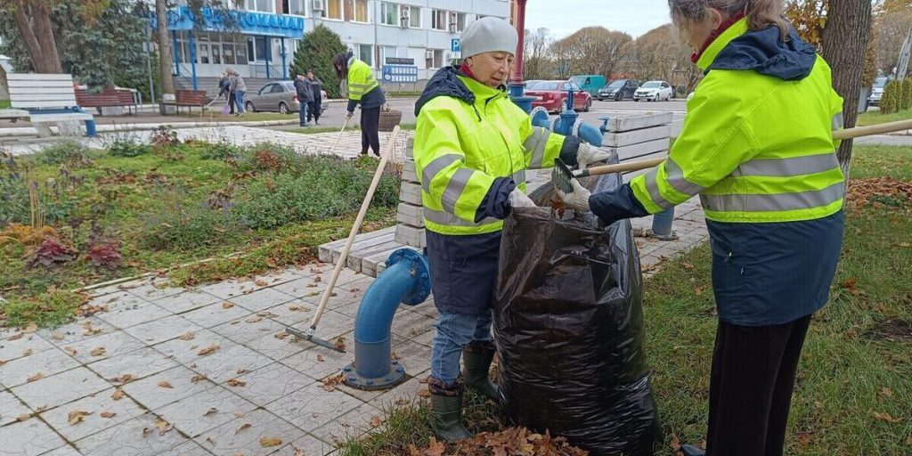 Сотрудники псковского "Горводоканала" провели осенние субботники