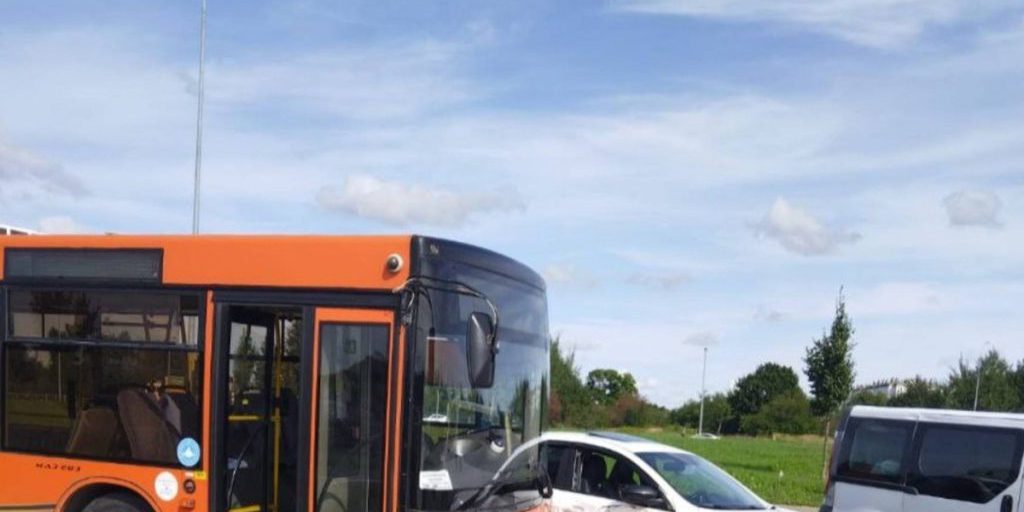 В Калининграде легковушка протаранила автобус, травмы получил ребенок