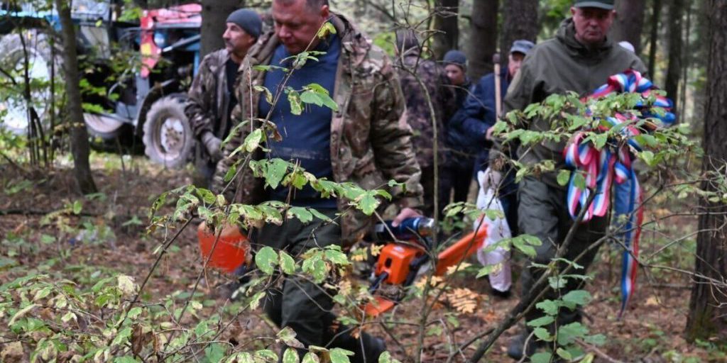 В Тарусском районе добровольцы заготавливают лес для бойцов СВО