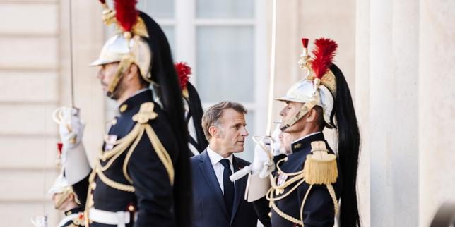 Emmanuel Macron Assegna Onorificenze ad Economisti di Prestigio in Mezzo alla Crisi Politica