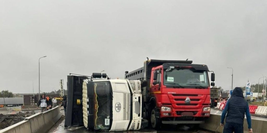 На трассе М-4 в Ростовской области произошло ДТП с грузовиком