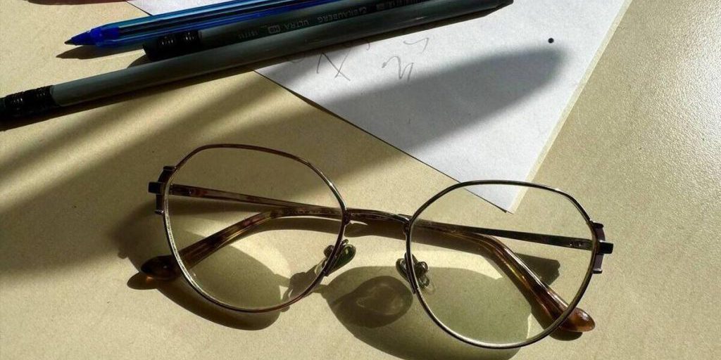 Новгородцам рассказали, что контактные линзы не заменят очки