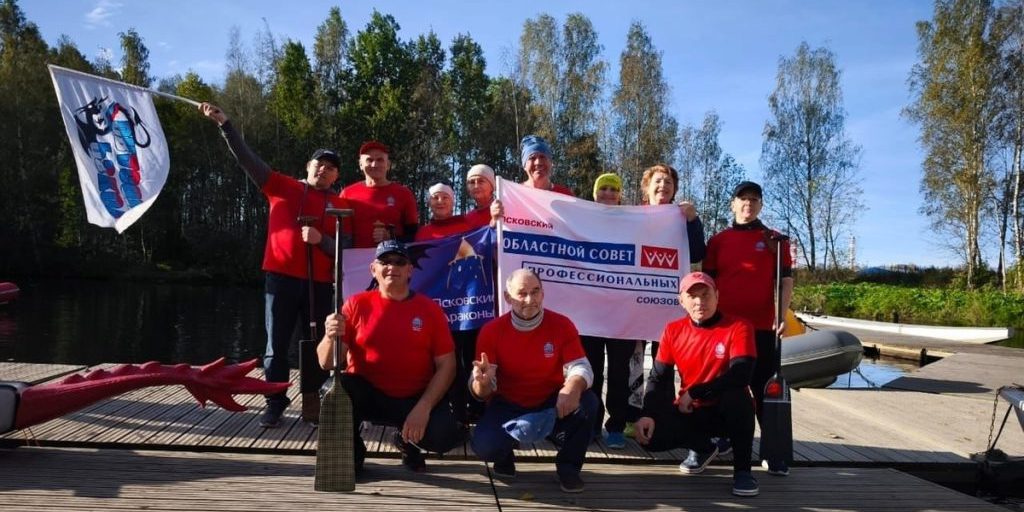 Гребцы и профсоюзы: псковский «Дракон» завоевал «серебро» в «Юнтоловской регате» в Санкт-Петербурге