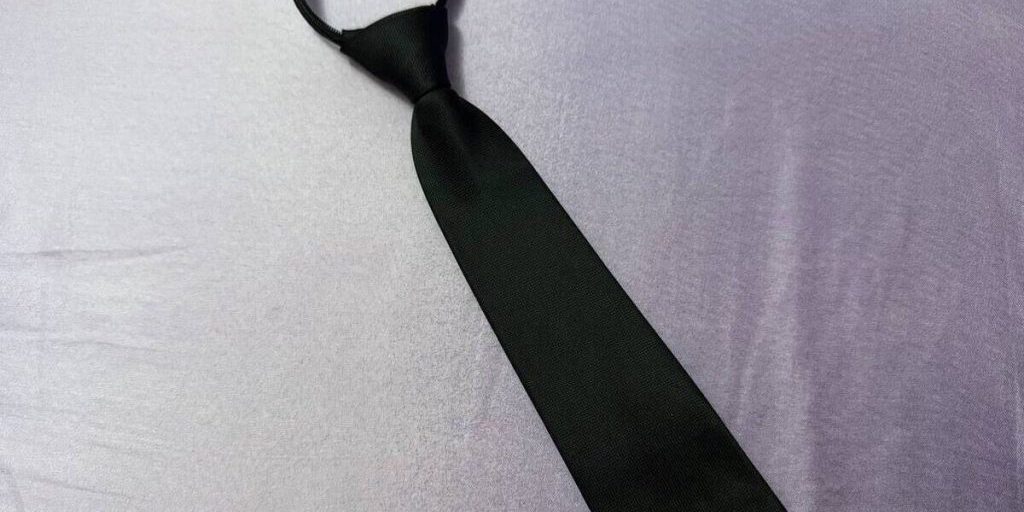 Петербуржцам порекомендовали надевать белый галстук на свадьбу