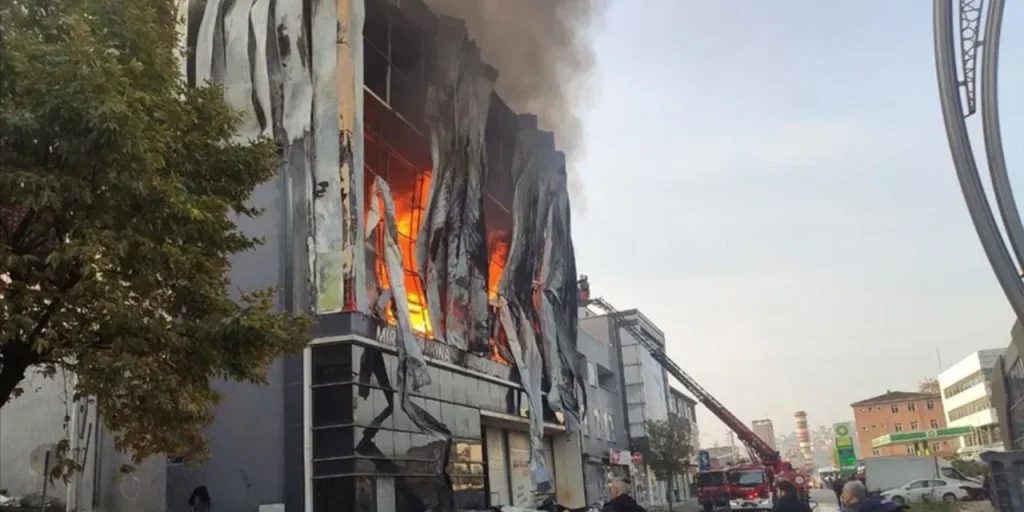 Incendio in fabbrica di Kocaeli: sette morti, indagine su dirigenti e autorità locali