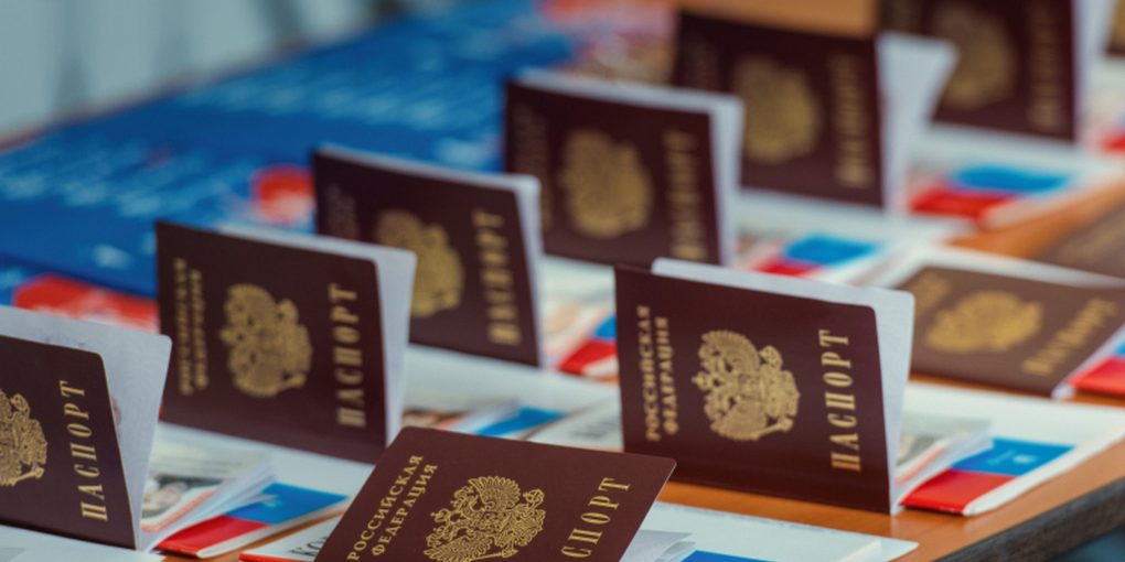 Юным северянам вручили первые паспорта на торжественной церемонии в Мурманске