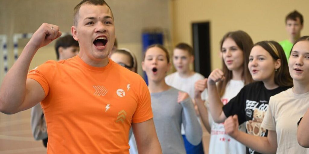 Серпухов отметил день рождения президента зарядкой с чемпионом