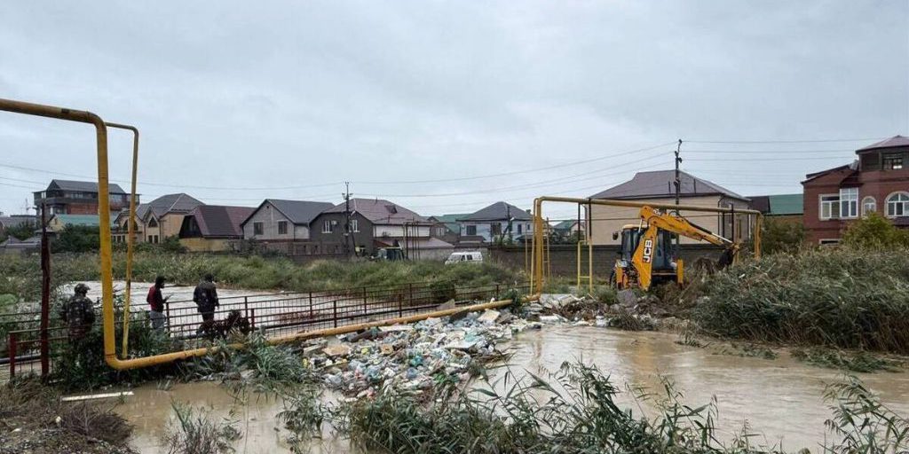 Минприроды Дагестана ликвидирует затор на реке Черкес-озень после ливней