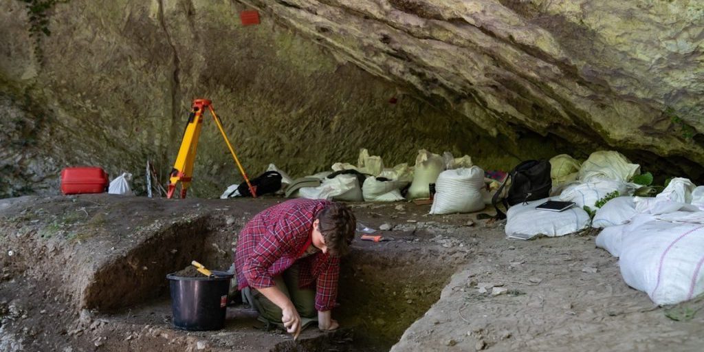 Ritrovati i resti degli antichi abitanti della grotta di Ahtsu a Sochi: una scoperta che rivela i segreti del passato