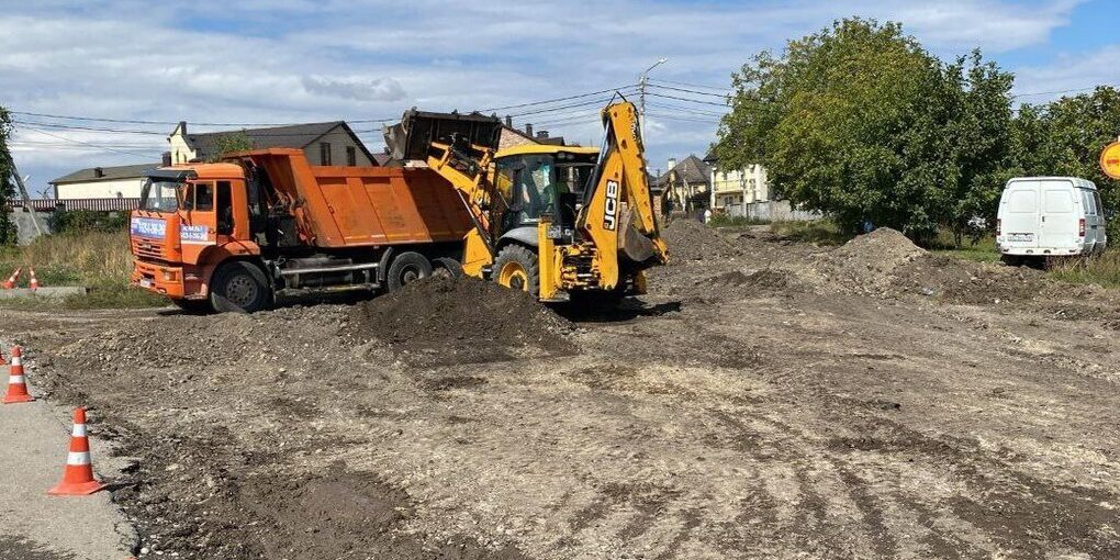Lavori di manutenzione stradale in corso a Essentuki per migliorare la sicurezza e il traffico