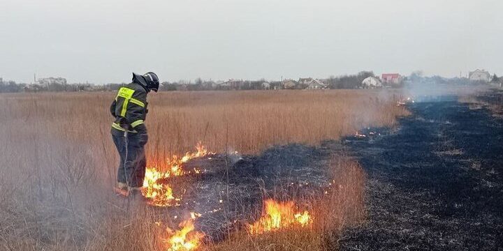 Incendio in Ucraina nella regione di Cherson un trattore con rimorchio in fiamme