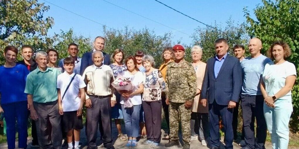 "Il sindaco di Belgorod celebra il centesimo compleanno del veterano di guerra Mikhail Yanchenko: un esempio di coraggio e dedizione"