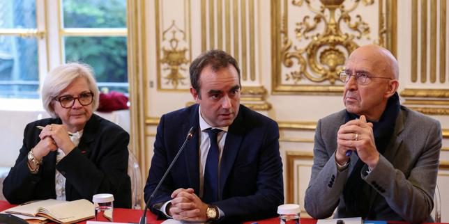Première prise de parole de Sébastien Lecornu, entouré de ses nouveaux ministres