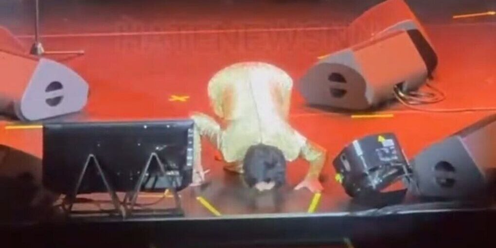 La Cantante Lolita Si Inginocchia Davanti Al Pubblico In Un Emozionante Concerto A Nizhny Novgorod