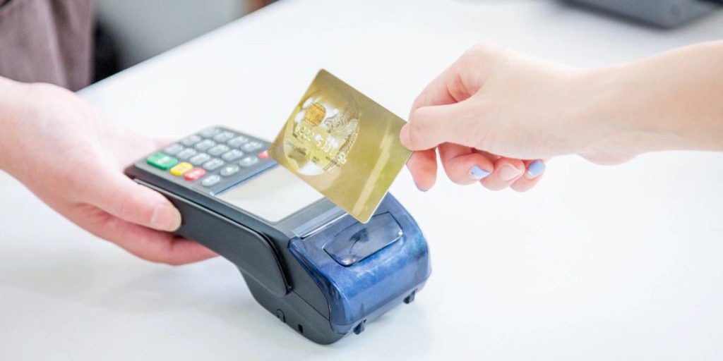 В Онеге 14-летнюю девушку подозревают в краже денег с карты